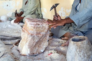 OUVRIERS A L'USINE DE FABRICATION D'ALBATRE, VALLEE DES ROIS, LOUXOR, EGYPTE, AFRIQUE 