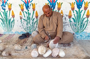 OUVRIERS A L'USINE DE FABRICATION D'ALBATRE, VALLEE DES ROIS, LOUXOR, EGYPTE, AFRIQUE 