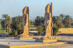 STATUES A L'ENTREE DES VESTIGES DU TEMPLE FUNERAIRE DU PHARAON MERENPTAH, VALLEE DES ROIS, LOUXOR, EGYPTE, AFRIQUE 