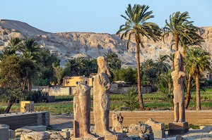 STATUES DANS LES VESTIGES DU TEMPLE ANTIQUE DE THEBES AVEC SA NECROPOLE, VALLEE DES ROIS, LOUXOR, EGYPTE, AFRIQUE 