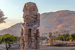 COLOSSES DE MEMNON, STATUES EN PIERRE DE L'EGYPTE ANTIQUE, VESTIGES DU TEMPLE DES MILLIONS D'ANNEES D'AMENHOTEP III, VALLEE DES ROIS, LOUXOR, EGYPTE, AFRIQUE 