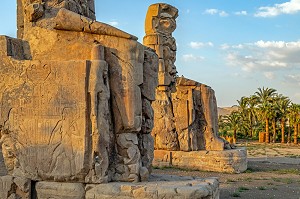 COLOSSES DE MEMNON, STATUES EN PIERRE DE L'EGYPTE ANTIQUE, VESTIGES DU TEMPLE DES MILLIONS D'ANNEES D'AMENHOTEP III, VALLEE DES ROIS, LOUXOR, EGYPTE, AFRIQUE 