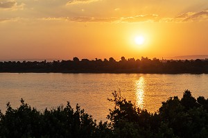 LE NIL, FLEUVE AU COUCHER DE SOLEIL, LOUXOR, EGYPTE, AFRIQUE 