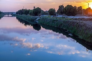 CANAL D'IRRIGATION LE LONG DE LA VALLEE DU NIL, COUCHER DE SOLEIL, LOUXOR, EGYPTE, AFRIQUE 