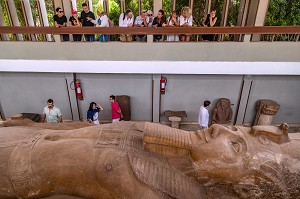 DETAIL DU VISAGE DU PHARAON, STATUE DU COLOSSE EN GRANIT DE RAMSES II, 10 METRES DE LONG, MUSEE DE MIT RAHINA EN PLEIN AIR, CLASSE AU PATRIMOINE MONDIAL DE L'UNESCO, LE CAIRE, EGYPTE, AFRIQUE 