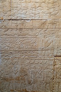 TRAVAIL A LA FERME AVEC UNE REPRESENTATION DU GAVAGE DES OIES, BAS-RELIEF DU MASTABA DE KAGEMNI, VIZIR DU PHARAON TETI DE LA IV EME DYNASTIE, NECROPOLE DE SAQQARAH, REGION DE MEMPHIS ANCIENNE CAPITALE DE L'EGYPTE ANTIQUE, LE CAIRE, EGYPTE, AFRIQUE 