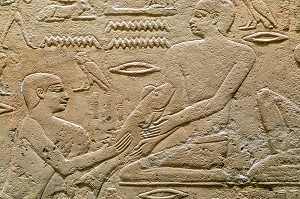 SCENE DE PECHE DE POISSONS, BAS-RELIEF DU MASTABA DE KAGEMNI, VIZIR DU PHARAON TETI DE LA IV EME DYNASTIE, NECROPOLE DE SAQQARAH, REGION DE MEMPHIS ANCIENNE CAPITALE DE L'EGYPTE ANTIQUE, LE CAIRE, EGYPTE, AFRIQUE 