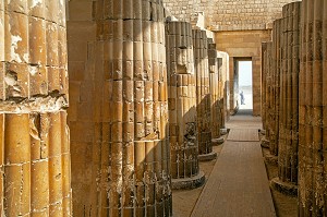 COLONNES DE L'ENTREE DU TEMPLE DE LA NECROPOLE DE SAQQARAH DE L'ANCIEN EMPIRE, REGION DE MEMPHIS ANCIENNE CAPITALE DE L'EGYPTE ANTIQUE, LE CAIRE, EGYPTE, AFRIQUE 