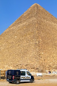 VEHICULE DE LA POLICE TOURISTIQUE DEVANT LA PYRAMIDE DE KHEOPS, LA PLUS GRANDE DE TOUTES LES PYRAMIDES, LE CAIRE, EGYPTE, AFRIQUE 