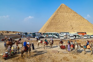 BUS TOURISTIQUES ET CAMP DES DROMADAIRES POUR LES BALADES DES TOURISTES AU PIED DE LA PYRAMIDE DE KHEOPS, GIZEH, LE CAIRE, EGYPTE, AFRIQUE 