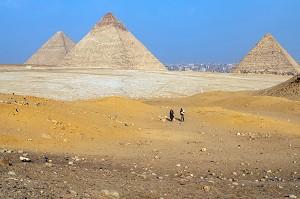PROMENADE DANS LE DESERT AU PIED DES PYRAMIDES DE GIZEH, LE CAIRE, EGYPTE, AFRIQUE 