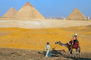 PROMENADE EN DROMADAIRE DANS LE DESERT AU PIED DES PYRAMIDES DE GIZEH, LE CAIRE, EGYPTE, AFRIQUE 