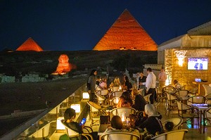 TERRASSE DE CAFE A LA TOMBEE DE LA NUIT POUR LE SON ET LUMIERE SUR LES PYRAMIDES ET LE SPHINX DE GIZEH, LE CAIRE, EGYPTE, AFRIQUE 