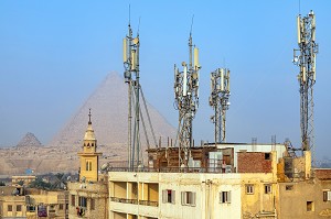 GROUPE D'ANTENNES RELAIS POUR TELEPHONE ET TELEVISION SUR LES TOITS DU QUARTIER POPULAIRE DE LA VILLE DEVANT LES PYRAMIDES DE GIZEH, LE CAIRE, EGYPTE, AFRIQUE 