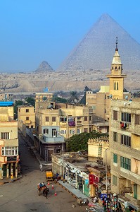 QUARTIER POPULAIRE DE LA VILLE DEVANT LES PYRAMIDES DE GIZEH, LE CAIRE, EGYPTE, AFRIQUE 