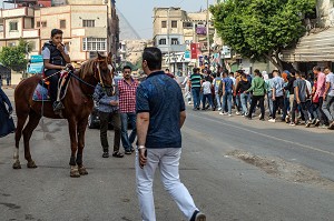 SCENE DE RUE AVEC UN GROUPE D'ETUDIANTS EN VISITE POUR LES PYRAMIDES ET LE JEUNE GARCON SUR SON CHEVAL, GIZEH, LE CAIRE, EGYPTE, AFRIQUE 