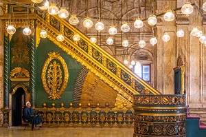 GARDIEN DEVANT LE MINBAR EN BOIS DE CEDRE SCULPTE ET DORE, INTERIEUR DE LA MOSQUEE D'ALBATRE DE MEHEMET ALI DE STYLE TURC DU XIX EME SIECLE, ENCEINTE DE LA CITADELLE DE SALADIN, LE CAIRE, EGYPTE, AFRIQUE 