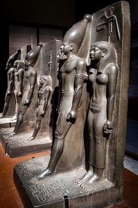 STATUAIRE DE L'ANCIEN EMPIRE, LA TRIADE DU PHARAON MYKERINOS ENTOURE DE LA DEESSE HATHOR ET LE NOME DE CYNOPOLIS, STATUE EN SCHISTE, MUSEE EGYPTIEN DU CAIRE CONSACRE A L'ANTIQUITE EGYPTIENNE, LE CAIRE, EGYPTE, AFRIQUE 