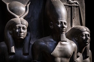 STATUAIRE DE L'ANCIEN EMPIRE, LA TRIADE DU PHARAON MYKERINOS ENTOURE DE LA DEESSE HATHOR ET LE NOME DE CYNOPOLIS, STATUE EN SCHISTE, MUSEE EGYPTIEN DU CAIRE CONSACRE A L'ANTIQUITE EGYPTIENNE, LE CAIRE, EGYPTE, AFRIQUE 