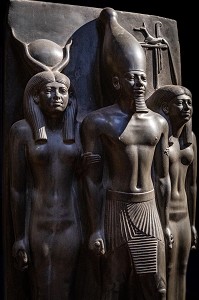 STATUAIRE DE L'ANCIEN EMPIRE, LA TRIADE DU PHARAON MYKERINOS ENTOURE DE LA DEESSE HATHOR ET LE NOME DE CYNOPOLIS, STATUE EN SCHISTE, MUSEE EGYPTIEN DU CAIRE CONSACRE A L'ANTIQUITE EGYPTIENNE, LE CAIRE, EGYPTE, AFRIQUE 