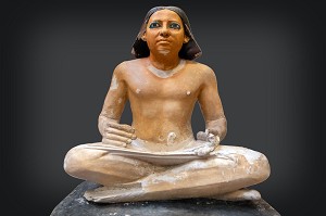 SCRIBE ASSIS, STATUE EN CALCAIRE PEINT DE LA V EME DYNASTIE, FONCTIONNAIRE LETTRE DE L'EGYPTE ANTIQUE, CONNU POUR SON ART DE L'ECRITURE ET DE L'ARITHMETIQUE, MUSEE EGYPTIEN DU CAIRE CONSACRE A L'ANTIQUITE EGYPTIENNE, LE CAIRE, EGYPTE, AFRIQUE 