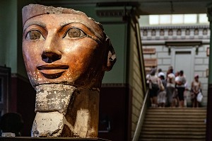 STATUE DE LA TETE EN CALCAIRE PEINT DE LA REINE HATCHEPSOUT DE LA XVIII EME DYNASTIE, MUSEE EGYPTIEN DU CAIRE CONSACRE A L'ANTIQUITE EGYPTIENNE, LE CAIRE, EGYPTE, AFRIQUE 