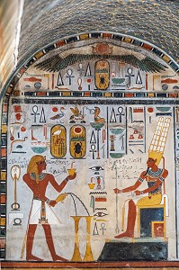 CHAPELLE VOUTEE ORNEE DE RELIEFS PEINTS EN PARFAITE CONSERVATION, LE ROI TOUTHMOSIS FAIT UNE OFFRANDE DE FEU ET D'EAU AU DIEU SOUVERAIN AMON-RE, MUSEE EGYPTIEN DU CAIRE CONSACRE A L'ANTIQUITE EGYPTIENNE, LE CAIRE, EGYPTE, AFRIQUE 