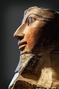 STATUE DE LA TETE EN CALCAIRE PEINT DE LA REINE HATCHEPSOUT DE LA XVIII EME DYNASTIE, MUSEE EGYPTIEN DU CAIRE CONSACRE A L'ANTIQUITE EGYPTIENNE, LE CAIRE, EGYPTE, AFRIQUE 