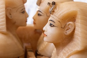 TETES TAILLEES DANS L'ALBATRE INSPIREES PAR LE VISAGE DE TOUTANKHAMON, COUVERCLES DES VASES CANOPES CONTENANT LES VISCERES DU PHARAON, MUSEE EGYPTIEN DU CAIRE CONSACRE A L'ANTIQUITE EGYPTIENNE, LE CAIRE, EGYPTE, AFRIQUE 