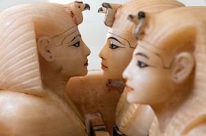 TETES TAILLEES DANS L'ALBATRE INSPIREES PAR LE VISAGE DE TOUTANKHAMON, COUVERCLES DES VASES CANOPES CONTENANT LES VISCERES DU PHARAON, MUSEE EGYPTIEN DU CAIRE CONSACRE A L'ANTIQUITE EGYPTIENNE, LE CAIRE, EGYPTE, AFRIQUE 