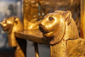 LES TETES DE LION SUR LE TRONE DE TOUTANKHAMON, SYMBOLE DE PUISSANCE, MUSEE EGYPTIEN DU CAIRE CONSACRE A L'ANTIQUITE EGYPTIENNE, LE CAIRE, EGYPTE, AFRIQUE 