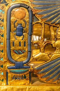 SCARABEE REPRESENTANT LE DIEU KHEPRI, DETAIL DU TRONE DE TOUTANKHAMON, MUSEE EGYPTIEN DU CAIRE CONSACRE A L'ANTIQUITE EGYPTIENNE, LE CAIRE, EGYPTE, AFRIQUE 