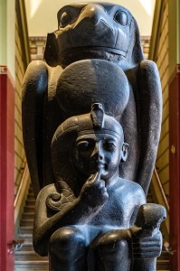 STATUE DE RAMSES II EN ENFANT PROTEGE PAR LE DIEU SOLEIL HAURON A LA TETE DE FAUCON, MUSEE EGYPTIEN DU CAIRE CONSACRE A L'ANTIQUITE EGYPTIENNE, LE CAIRE, EGYPTE, AFRIQUE 