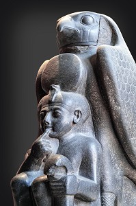 STATUE DE RAMSES II EN ENFANT PROTEGE PAR LE DIEU SOLEIL HAURON A LA TETE DE FAUCON, MUSEE EGYPTIEN DU CAIRE CONSACRE A L'ANTIQUITE EGYPTIENNE, LE CAIRE, EGYPTE, AFRIQUE 