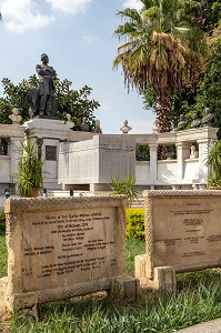 TOMBE DE L'ARCHEOLOGUE AUGUSTE MARIETTE A L'ENTREE DU MUSEE EGYPTIEN DU CAIRE CONSACRE A L'ANTIQUITE EGYPTIENNE, LE CAIRE, EGYPTE, AFRIQUE 