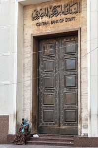 MENDIANTE DEVANT LA PORTE D'ENTREE DE LA BANQUE CENTRALE D'EGYPTE, LE CAIRE, EGYPTE, AFRIQUE 