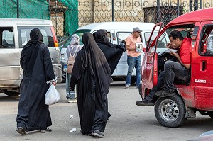 SCENE DE RUE AVEC DES FEMMES VOILEES, SOUK DE KHAN EL-KHALILI, LE CAIRE, EGYPTE, AFRIQUE 