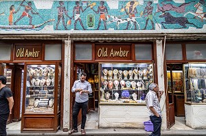 BIJOUX AVEC DE L'AMBRE ANCIEN (OLD AMBER), SOUK DE KHAN EL-KHALILI, LE CAIRE, EGYPTE, AFRIQUE 