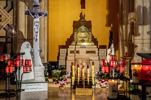 TRANSEPT SUD AVEC LE RELIQUAIRE DE LA SAINTE, BASILIQUE SAINTE-THERESE DE LISIEUX, HAUT-LIEU DE PELERINAGE, LISIEUX, PAYS D'AUGE, NORMANDIE, FRANCE 