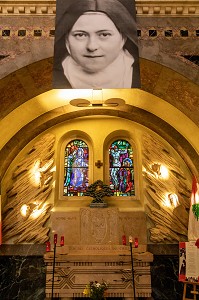 PORTRAIT DE SAINTE-THERESE AU DESSUS DE LA CHAPELLE DU CHILI, BASILIQUE SAINTE-THERESE DE LISIEUX, HAUT-LIEU DE PELERINAGE, LISIEUX, PAYS D'AUGE, NORMANDIE, FRANCE 