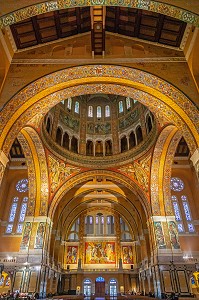 SAINTE-THERESE AVEC LES PAPES AU-DESSUS DU PORTAIL OCCIDENTAL, MOSAIQUES REALISEES PAR PIERRE GAUDIN, BASILIQUE SAINTE-THERESE DE LISIEUX, HAUT-LIEU DE PELERINAGE, LISIEUX, PAYS D'AUGE, NORMANDIE, FRANCE 