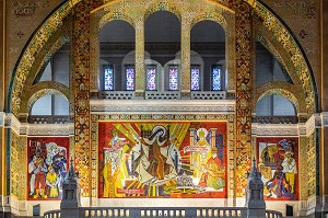 SAINTE-THERESE AVEC LES PAPES AU-DESSUS DU PORTAIL OCCIDENTAL, MOSAIQUES REALISEES PAR PIERRE GAUDIN, BASILIQUE SAINTE-THERESE DE LISIEUX, HAUT-LIEU DE PELERINAGE, LISIEUX, PAYS D'AUGE, NORMANDIE, FRANCE 