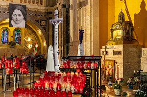 TRANSEPT SUD AVEC LE RELIQUAIRE DE LA SAINTE, BASILIQUE SAINTE-THERESE DE LISIEUX, HAUT-LIEU DE PELERINAGE, LISIEUX, PAYS D'AUGE, NORMANDIE, FRANCE 