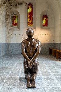 PRIERE A GENOUX, INTERIEUR DU CLOITRE DE LA MISERICORDE, BASILIQUE SAINTE-THERESE DE LISIEUX, HAUT-LIEU DE PELERINAGE, LISIEUX, PAYS D'AUGE, NORMANDIE, FRANCE 