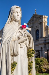  STATUE OF SAINTE-THERESE OF THE INFANT JESUS WITH A ROSE IN FRONT OF THE CARMELITE CONVENT, LISIEUX, PAYS D'AUGE, NORMANDY, FRANCE