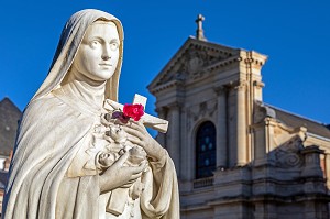 STATUE DE SAINTE-THERESE DE L'ENFANT-JESUS AVEC SA ROSE DEVANT LE CARMEL, LISIEUX, PAYS D'AUGE, NORMANDIE, FRANCE 