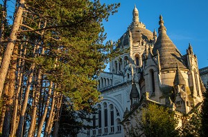 COUPOLE DE LA BASILIQUE SAINTE-THERESE DE LISIEUX, HAUT-LIEU DE PELERINAGE, LISIEUX, PAYS D'AUGE, NORMANDIE, FRANCE 