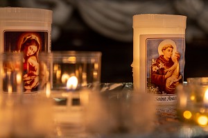 BOUGIES DE DEVOTION RELIGIEUSE AVEC IMAGES DE SAINT ANTOINE ET DE LA VIERGE MARIE, BASTIA