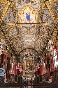 INTERIEUR BAROQUE D'UNE EGLISE AVEC PLAFOND PEINT VOUTE, BASTIA
