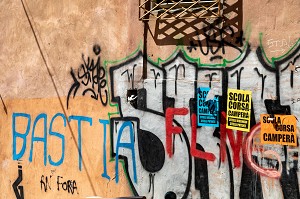 GRAFFITIS ET AFFICHES POLITIQUES RECOUVRANT UN MUR A BASTIA, CORSE